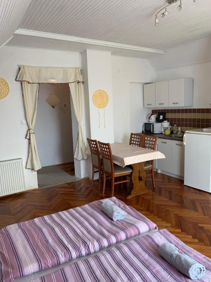 Kriszta Apartmanhaz Lägenhet Balatonlelle Exteriör bild