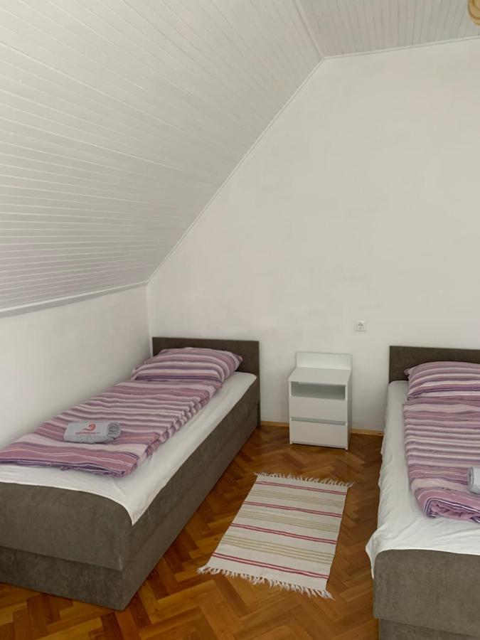 Kriszta Apartmanhaz Lägenhet Balatonlelle Exteriör bild
