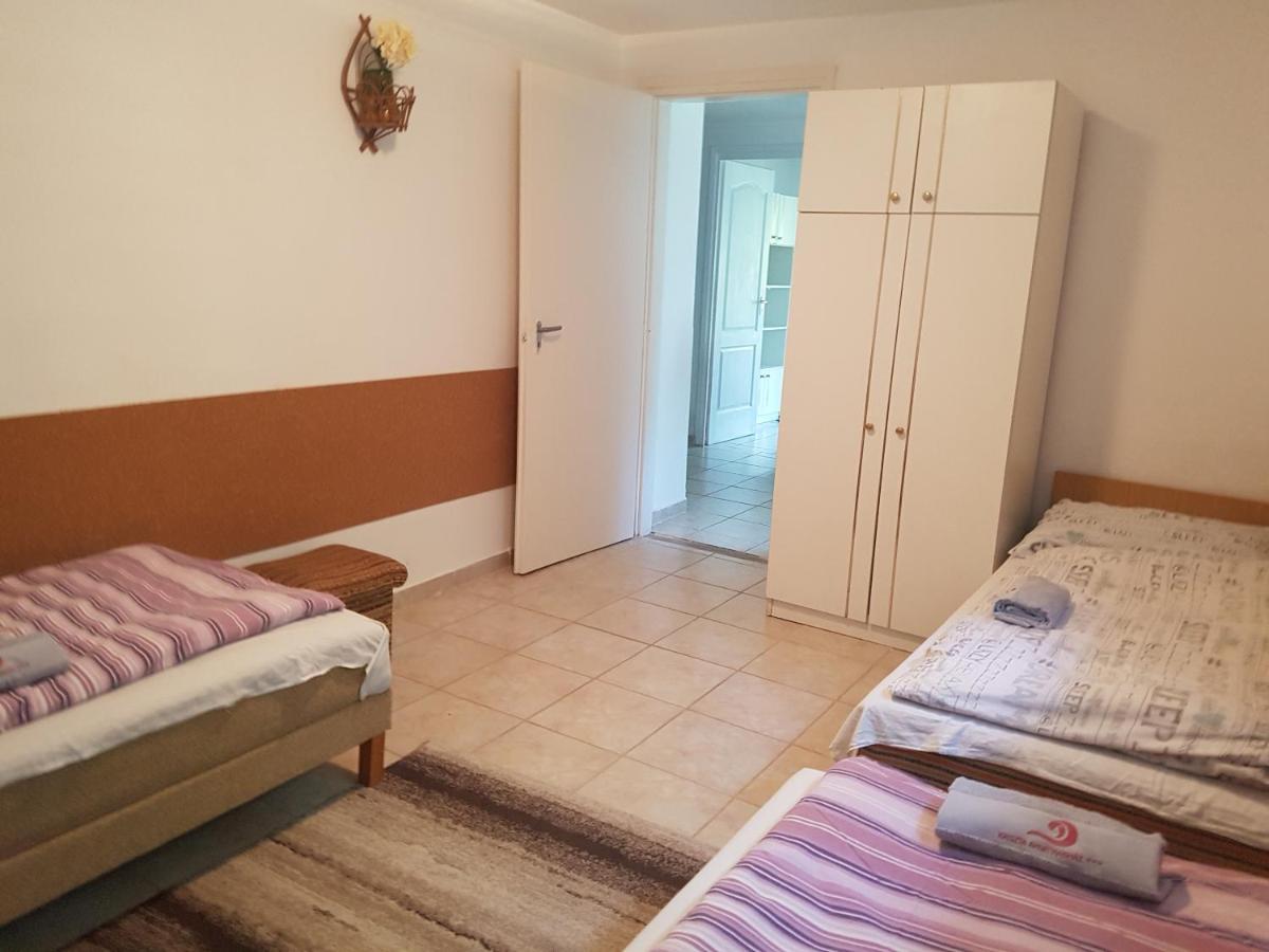 Kriszta Apartmanhaz Lägenhet Balatonlelle Exteriör bild