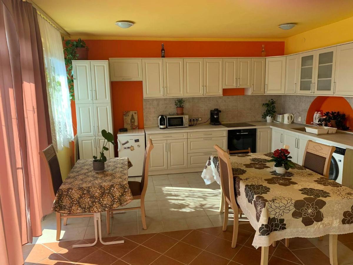 Kriszta Apartmanhaz Lägenhet Balatonlelle Exteriör bild