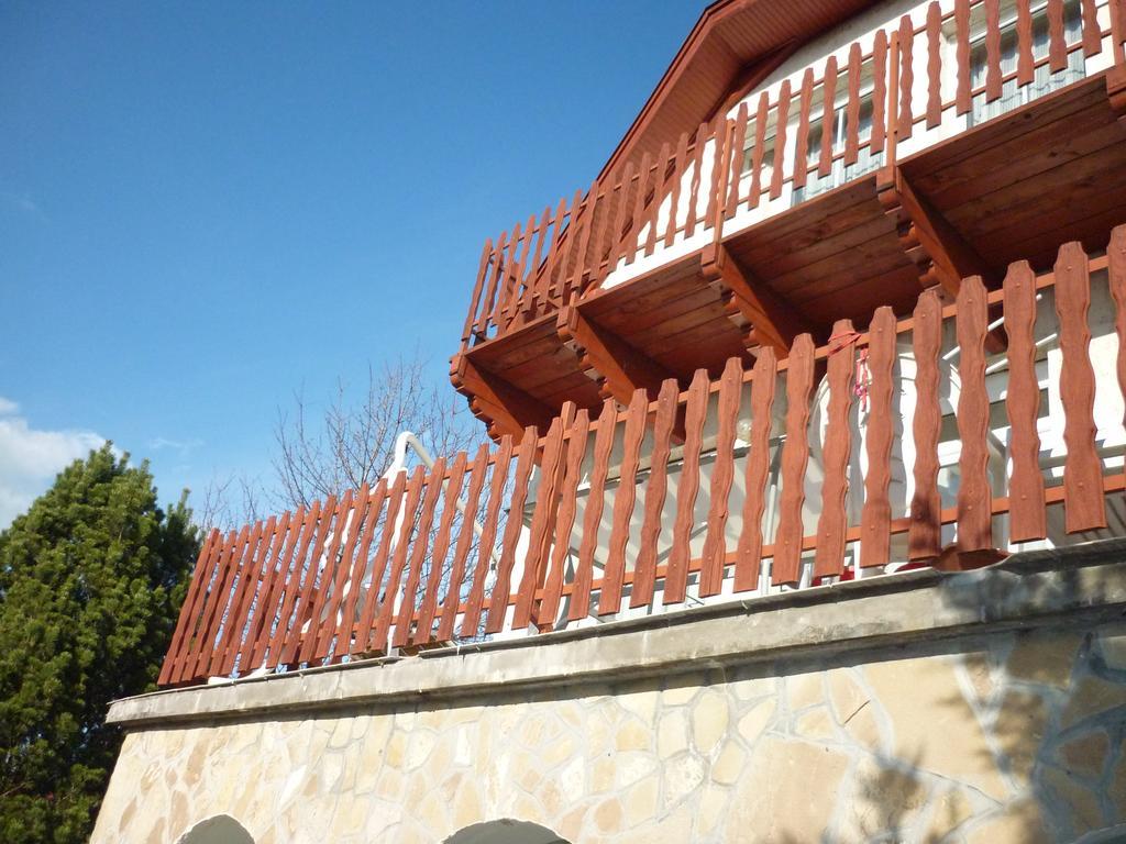 Kriszta Apartmanhaz Lägenhet Balatonlelle Exteriör bild