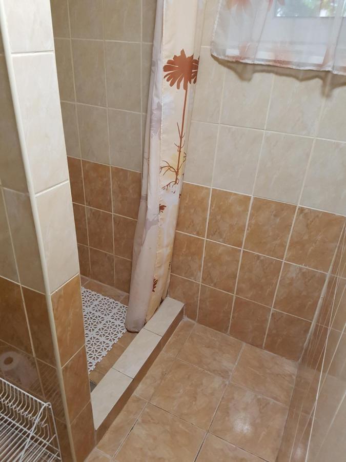 Kriszta Apartmanhaz Lägenhet Balatonlelle Exteriör bild