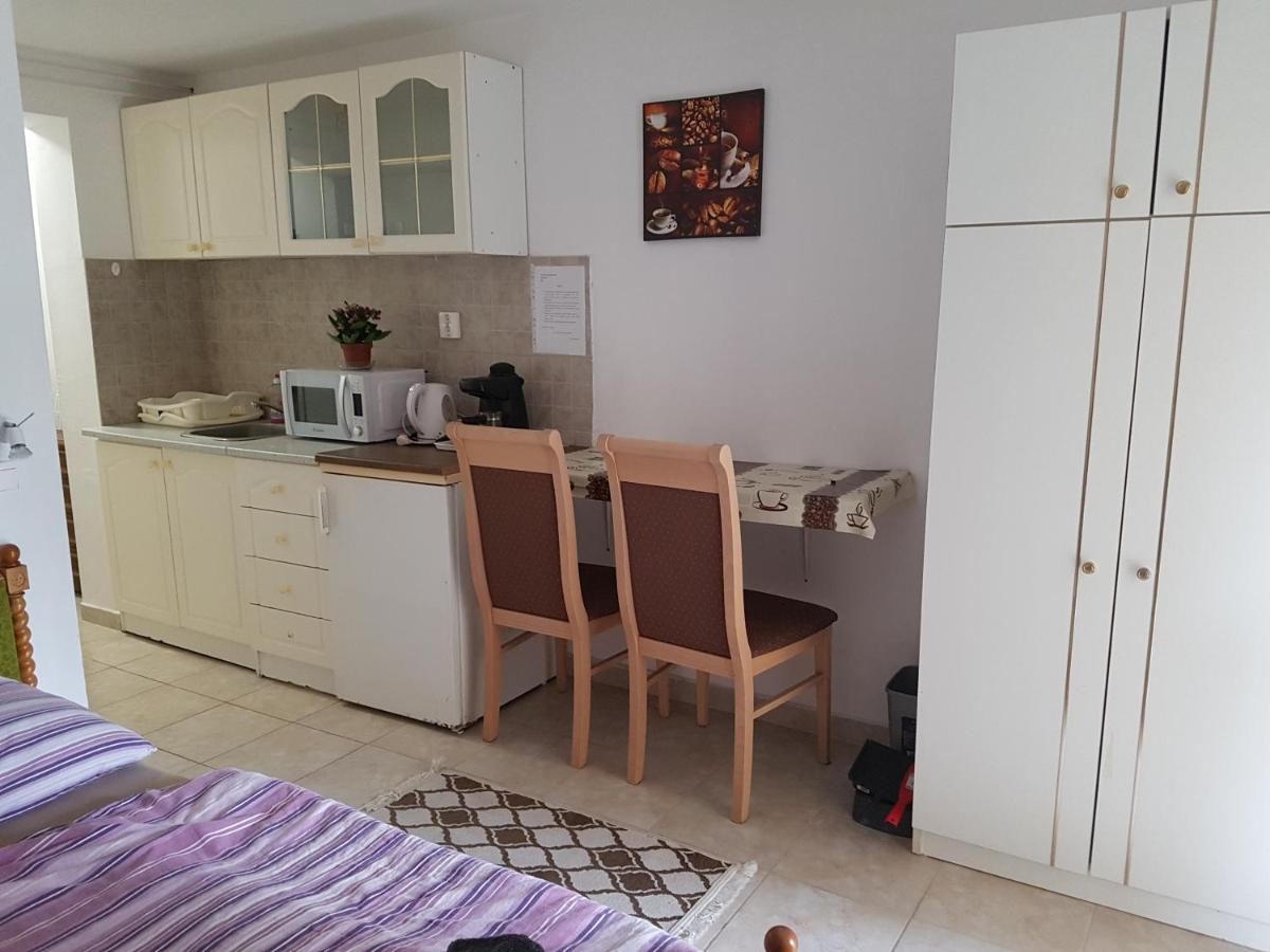 Kriszta Apartmanhaz Lägenhet Balatonlelle Exteriör bild
